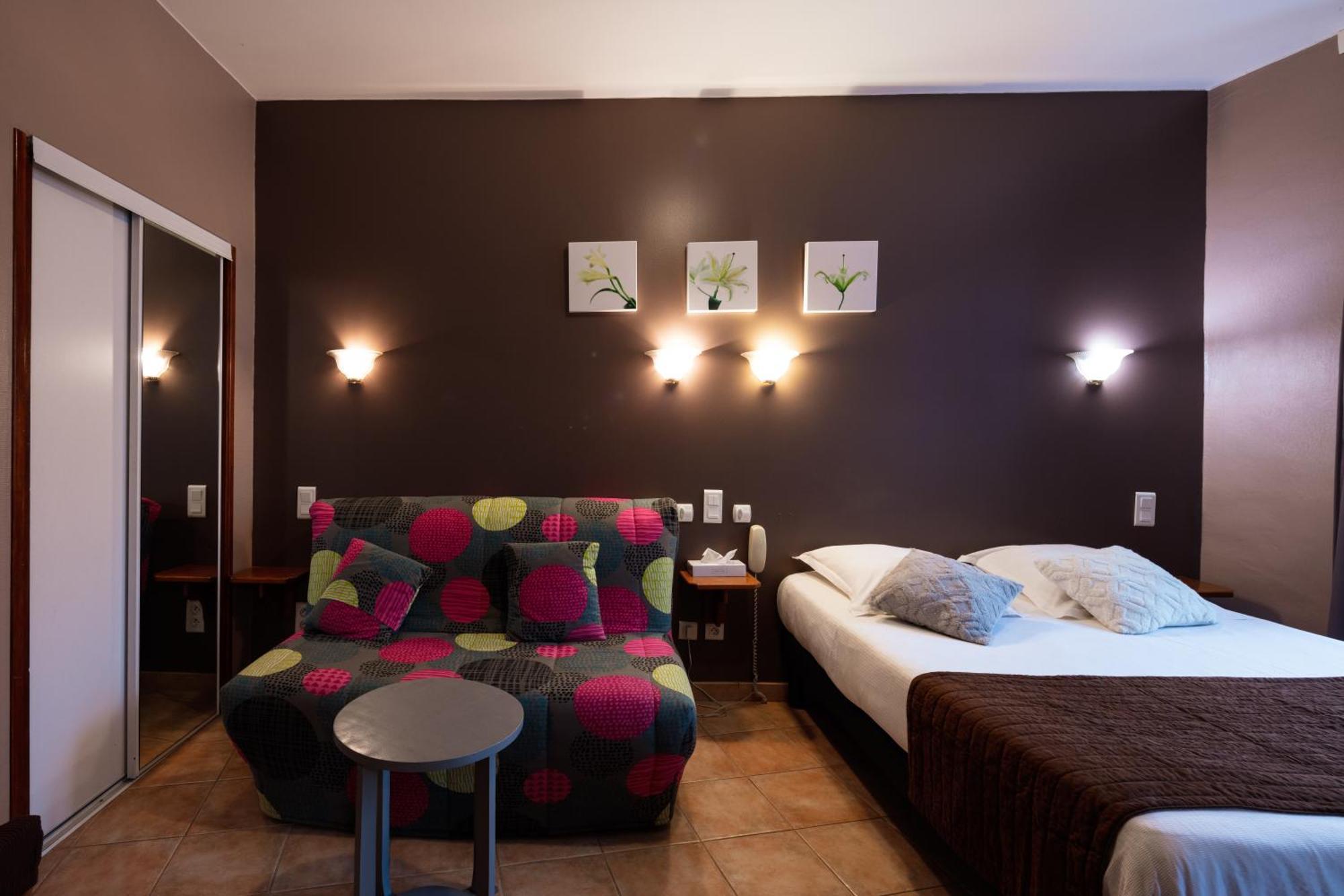 Logis Hotel Restaurant De La Paix Lodeve Bagian luar foto