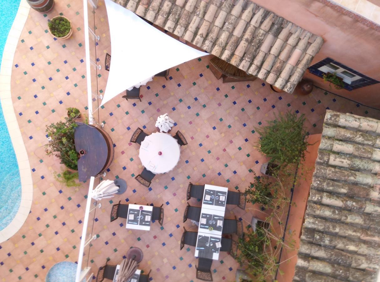 Logis Hotel Restaurant De La Paix Lodeve Bagian luar foto