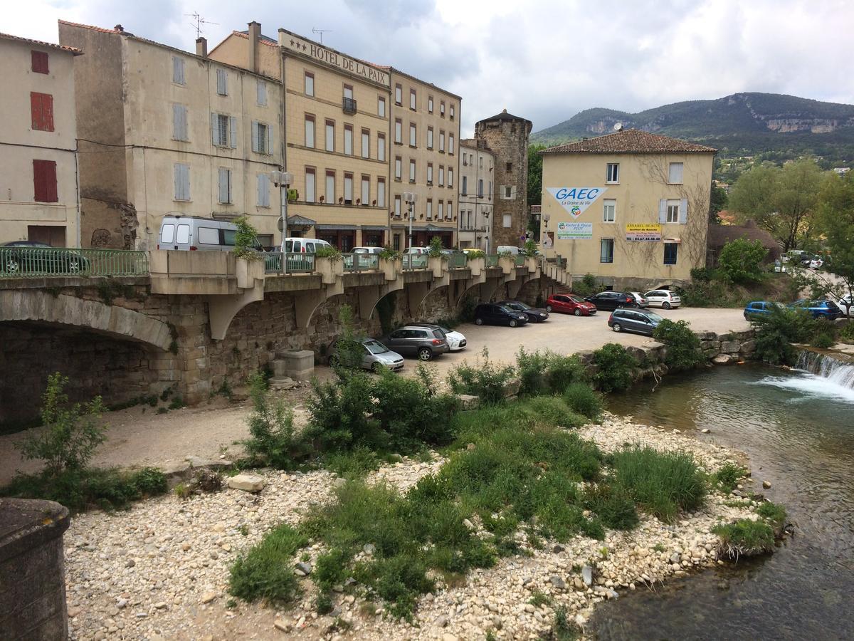 Logis Hotel Restaurant De La Paix Lodeve Bagian luar foto