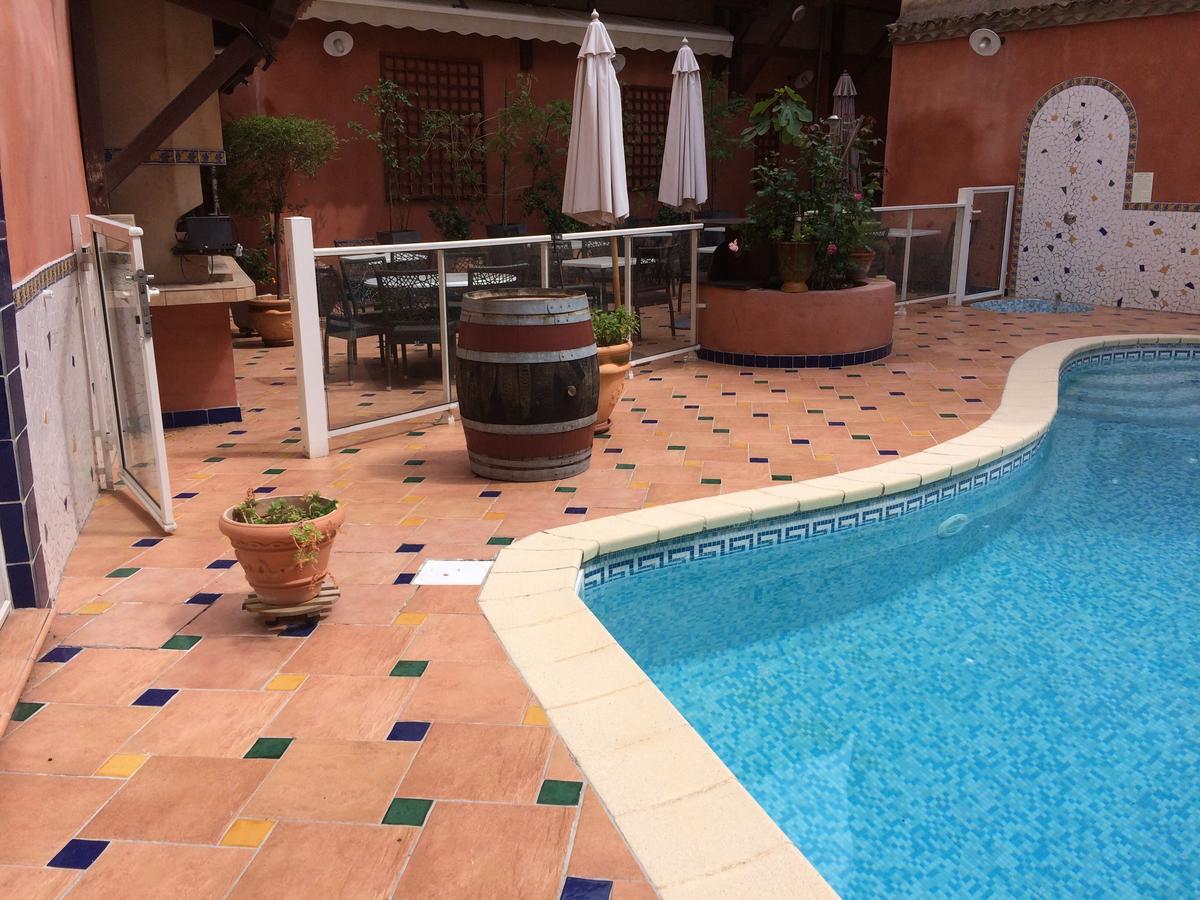 Logis Hotel Restaurant De La Paix Lodeve Bagian luar foto