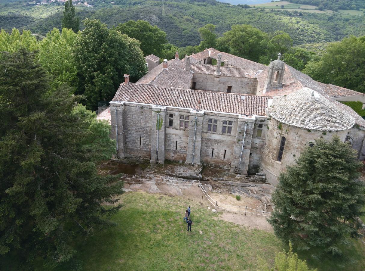 Logis Hotel Restaurant De La Paix Lodeve Bagian luar foto