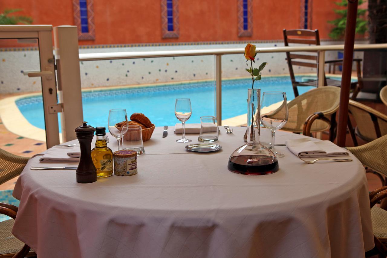 Logis Hotel Restaurant De La Paix Lodeve Bagian luar foto
