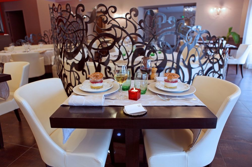 Logis Hotel Restaurant De La Paix Lodeve Bagian luar foto