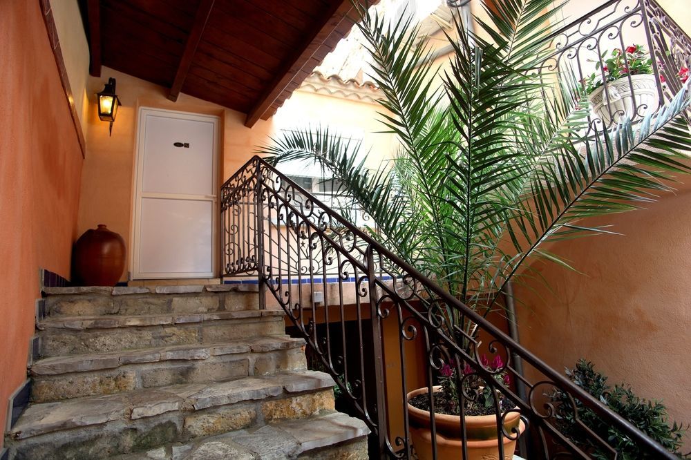 Logis Hotel Restaurant De La Paix Lodeve Bagian luar foto