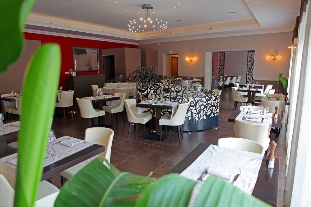 Logis Hotel Restaurant De La Paix Lodeve Bagian luar foto