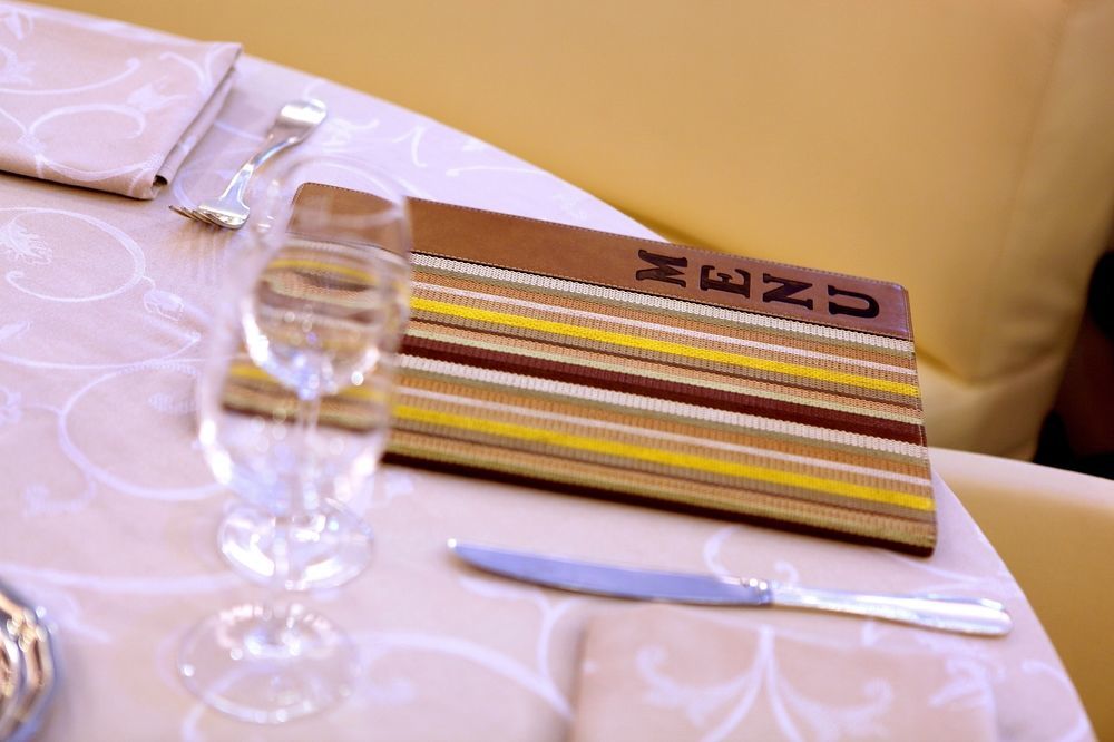 Logis Hotel Restaurant De La Paix Lodeve Bagian luar foto