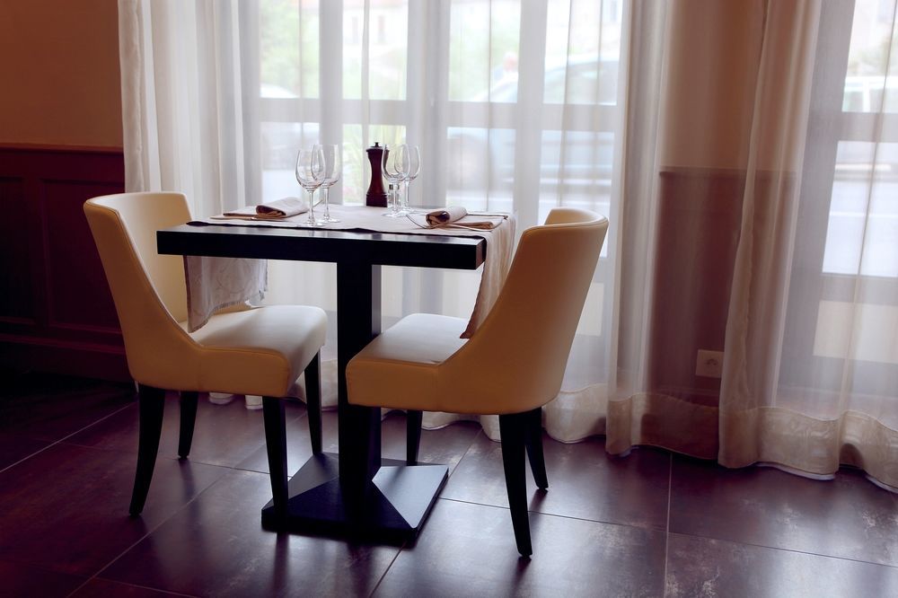 Logis Hotel Restaurant De La Paix Lodeve Bagian luar foto